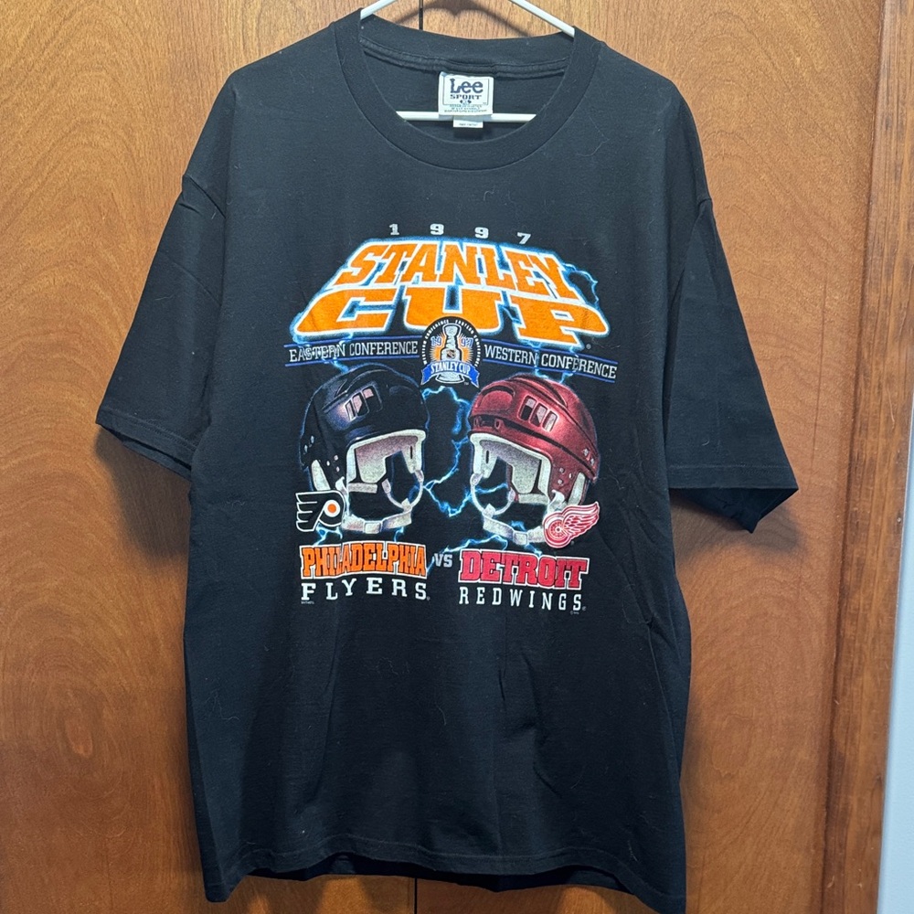 Detroit Red Wings Vintage Lee Black 1997 Stanley Cup Graphic Tee